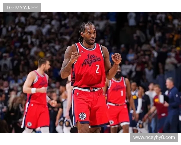 伦纳德上半场表现抢眼砍下20分5篮板助球队攻城拔寨展现强大实力