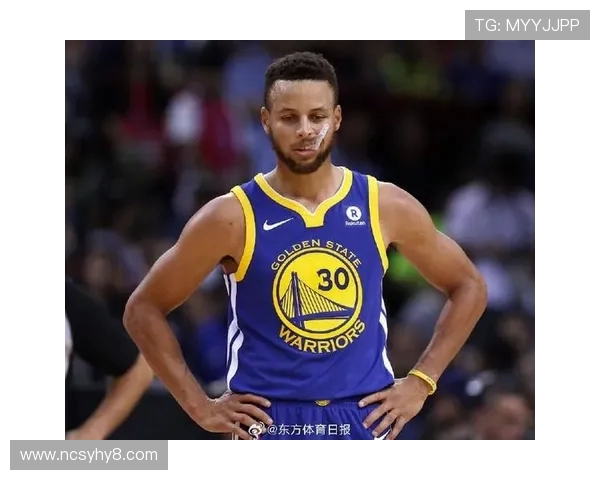 库里因伤缺席全明星赛却在热身中全力支持队友传球展现团队精神